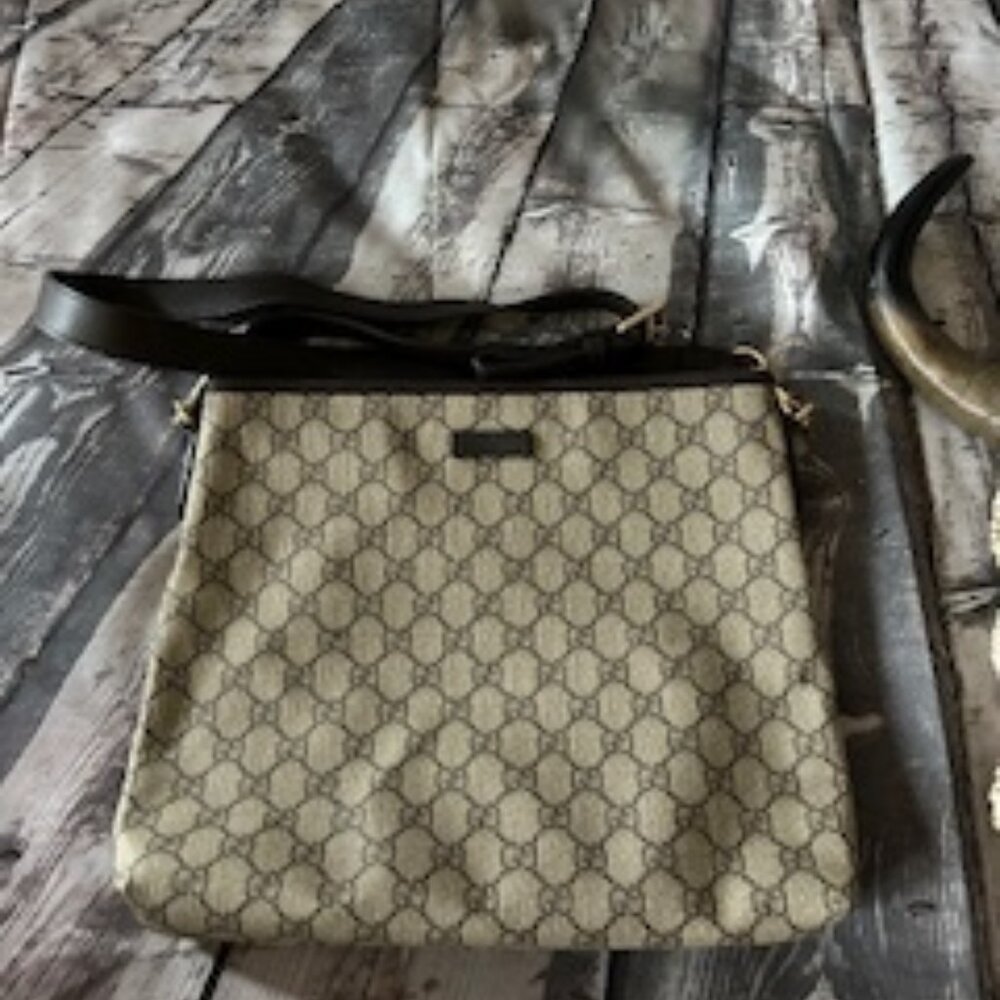 Authentic GUCCI CROSSBODY excellent condition. Was previously authenticated.